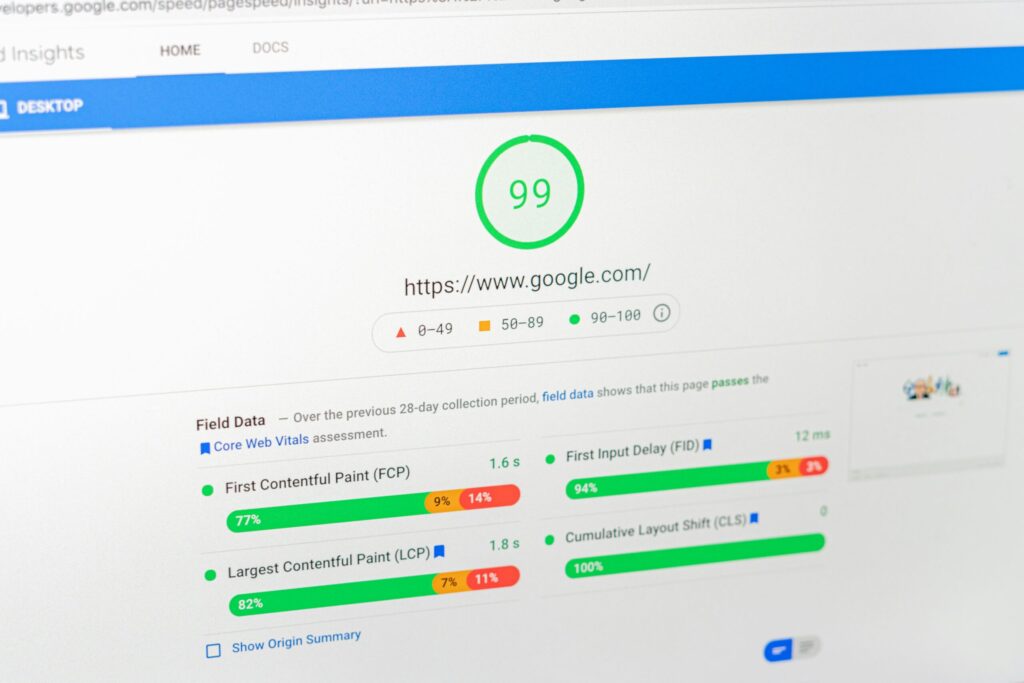 Ein Bildschirm zeigt technische Daten und Code, symbolisch für die technische Optimierung der WooCommerce Ladezeit.