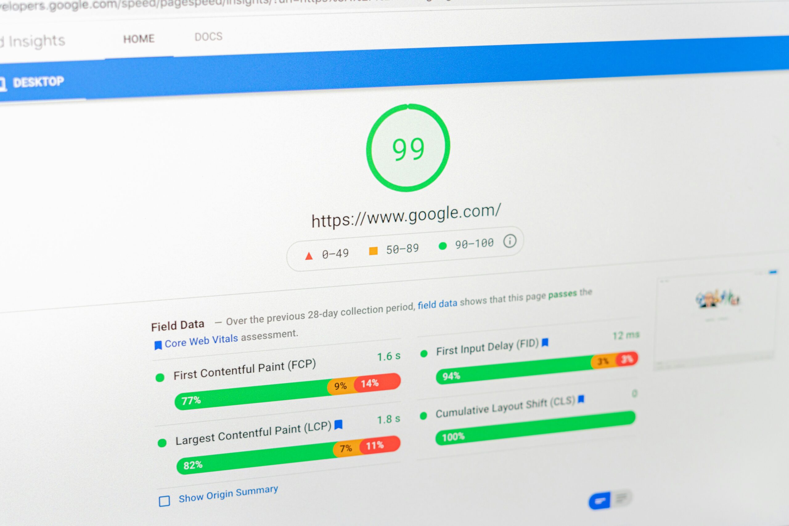 Ein Bildschirm zeigt technische Daten und Code, symbolisch für die technische Optimierung der WooCommerce Ladezeit.