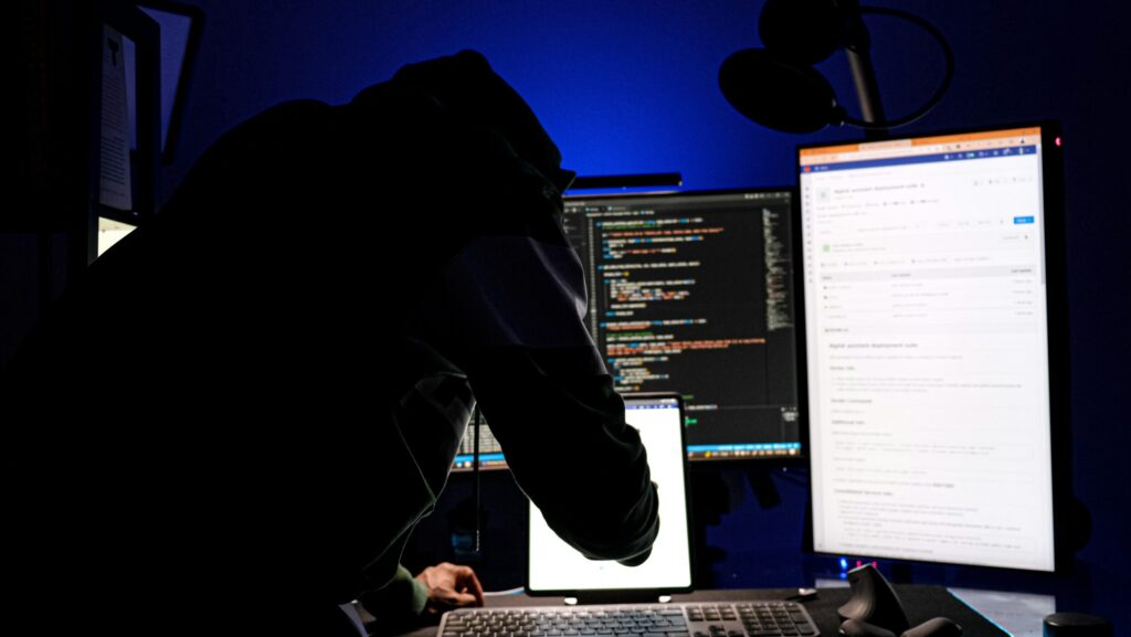 Person am Laptop, die nach einem Hackerangriff versucht, ihre WordPress-Website zu reparieren.